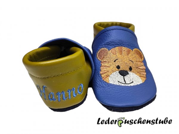 Lederpuschen mit Namen jeansblau rechte Ferse und Tigergesicht